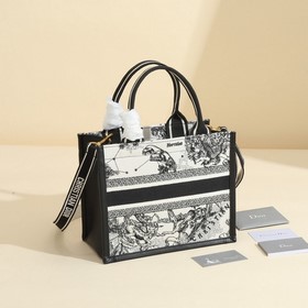 Маленькая сумка-тоут из серии book tote с вышитым знаком зодиака 