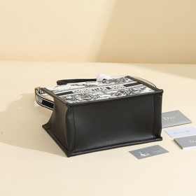 Маленькая сумка-тоут из серии book tote с вышитым знаком зодиака 