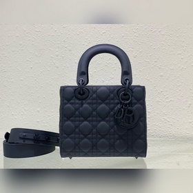 Подлинный Lady Dior My 4-секционный матовый значок — это глубоко