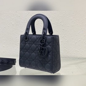 Подлинный Lady Dior My 4-секционный матовый значок — это глубоко