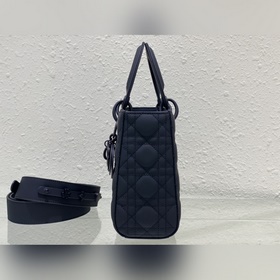 Подлинный Lady Dior My 4-секционный матовый значок — это глубоко