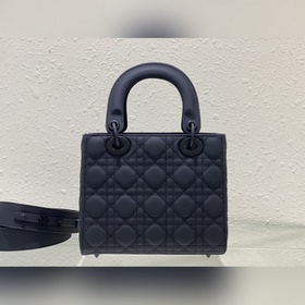 Подлинный Lady Dior My 4-секционный матовый значок — это глубоко