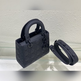 Подлинный Lady Dior My 4-секционный матовый значок — это глубоко