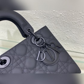 Подлинный Lady Dior My 4-секционный матовый значок — это глубоко