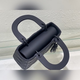 Подлинный Lady Dior My 4-секционный матовый значок — это глубоко
