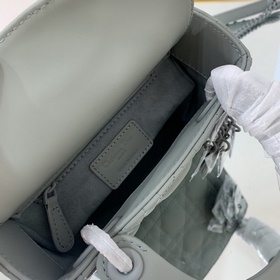 Подлинный цвет Матовая кожаная сумка Lady Dior с клапаном и цепо