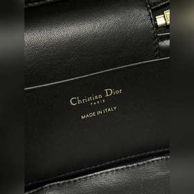 Новая сумка Dior 30 Montaigne Vanity в черном цвете из овечьей ко