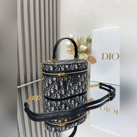 Подлинный продукт  Новая модель Dior 30 Montaigne Small Vanity H