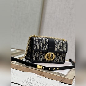 Подлинная сумка Dior. r 30 Montaigne East-West с цепочкой Эта сум