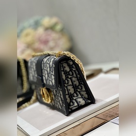 Подлинная сумка Dior. r 30 Montaigne East-West с цепочкой Эта сум