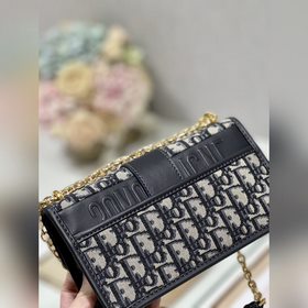 Подлинная сумка Dior. r 30 Montaigne East-West с цепочкой Эта сум