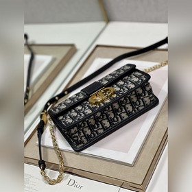 Подлинная сумка Dior. r 30 Montaigne East-West с цепочкой Эта сум