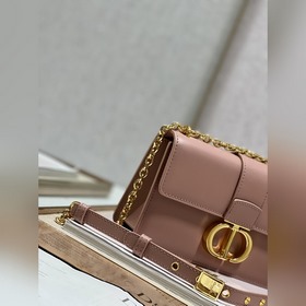 Подлинная сумка Dior. r 30 Montaigne East-West с цепочкой Эта сум