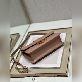 Подлинная сумка Dior. r 30 Montaigne East-West с цепочкой Эта сум