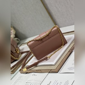 Подлинная сумка Dior. r 30 Montaigne East-West с цепочкой Эта сум