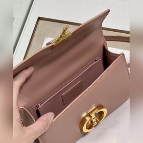 Подлинная сумка Dior. r 30 Montaigne East-West с цепочкой Эта сум