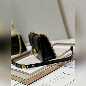 Подлинная сумка Dior. r 30 Montaigne East-West с цепочкой Эта сум