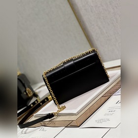 Подлинная сумка Dior. r 30 Montaigne East-West с цепочкой Эта сум