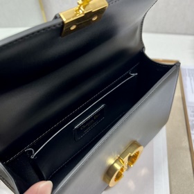 Подлинная сумка Dior. r 30 Montaigne East-West с цепочкой Эта сум