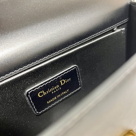 Подлинная сумка Dior. r 30 Montaigne East-West с цепочкой Эта сум