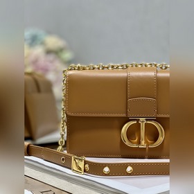 Подлинная сумка Dior. r 30 Montaigne East-West с цепочкой Эта сум