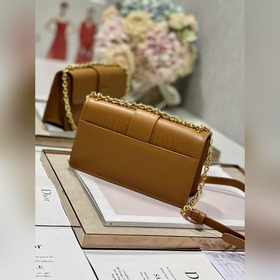 Подлинная сумка Dior. r 30 Montaigne East-West с цепочкой Эта сум