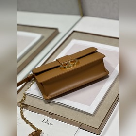 Подлинная сумка Dior. r 30 Montaigne East-West с цепочкой Эта сум