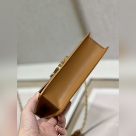 Подлинная сумка Dior. r 30 Montaigne East-West с цепочкой Эта сум
