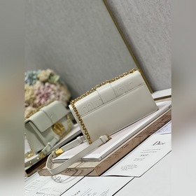 Подлинная сумка Dior. r 30 Montaigne East-West с цепочкой Эта сум