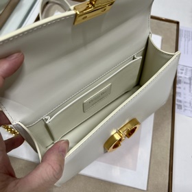 Подлинная сумка Dior. r 30 Montaigne East-West с цепочкой Эта сум