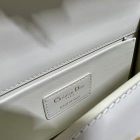 Подлинная сумка Dior. r 30 Montaigne East-West с цепочкой Эта сум