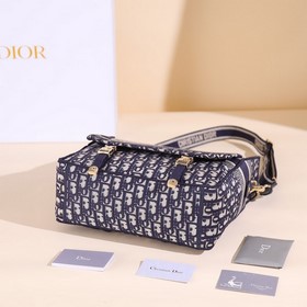 Новая сумка Dior Mailer среднего размера, тщательно разработанная