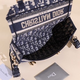 Новая сумка Dior в стиле почтальона, тщательно разработанная на о