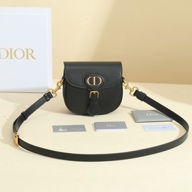 Сумка Dior Bobby представляет собой модель через плечо, отличающу