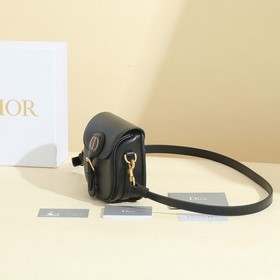 Сумка Dior Bobby представляет собой модель через плечо, отличающу