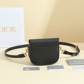 Сумка Dior Bobby представляет собой модель через плечо, отличающу