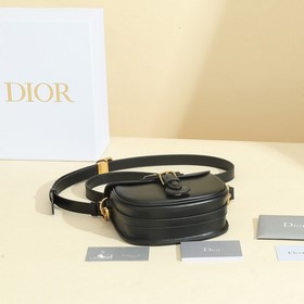 Сумка Dior Bobby представляет собой модель через плечо, отличающу