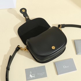 Сумка Dior Bobby представляет собой модель через плечо, отличающу