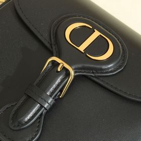 Сумка Dior Bobby представляет собой модель через плечо, отличающу