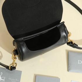 Сумка Dior Bobby представляет собой модель через плечо, отличающу