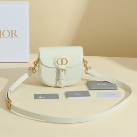 Сумка Dior Bobby представляет собой модель через плечо, отличающу