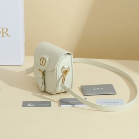 Сумка Dior Bobby представляет собой модель через плечо, отличающу