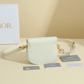 Сумка Dior Bobby представляет собой модель через плечо, отличающу