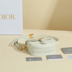 Сумка Dior Bobby представляет собой модель через плечо, отличающу