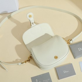 Сумка Dior Bobby представляет собой модель через плечо, отличающу