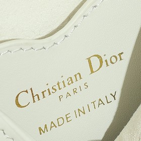 Сумка Dior Bobby представляет собой модель через плечо, отличающу