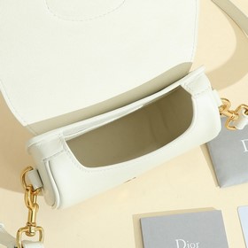 Сумка Dior Bobby представляет собой модель через плечо, отличающу
