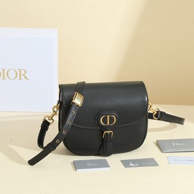 Сумка Dior Bobby представляет собой модель через плечо, отличающу