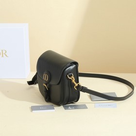 Сумка Dior Bobby представляет собой модель через плечо, отличающу