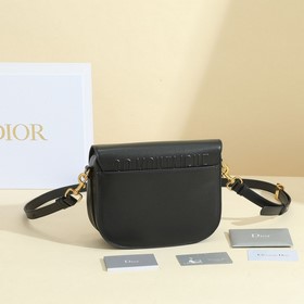 Сумка Dior Bobby представляет собой модель через плечо, отличающу